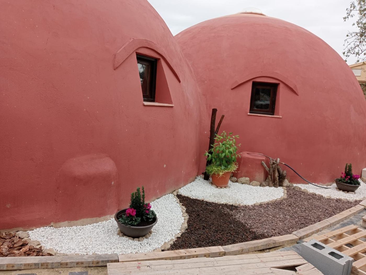 Dôme Double rouge avec jardin paysagé